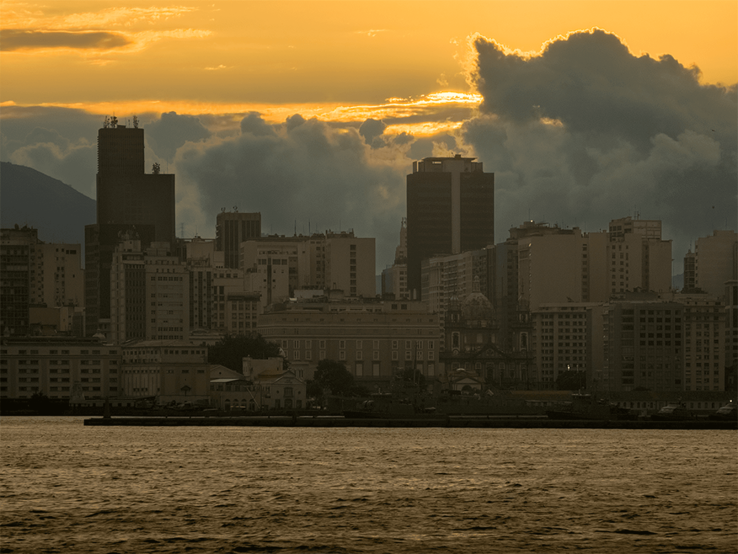 Vista aérea da Avenida Paulista em preto e branco com pessoas caminhando