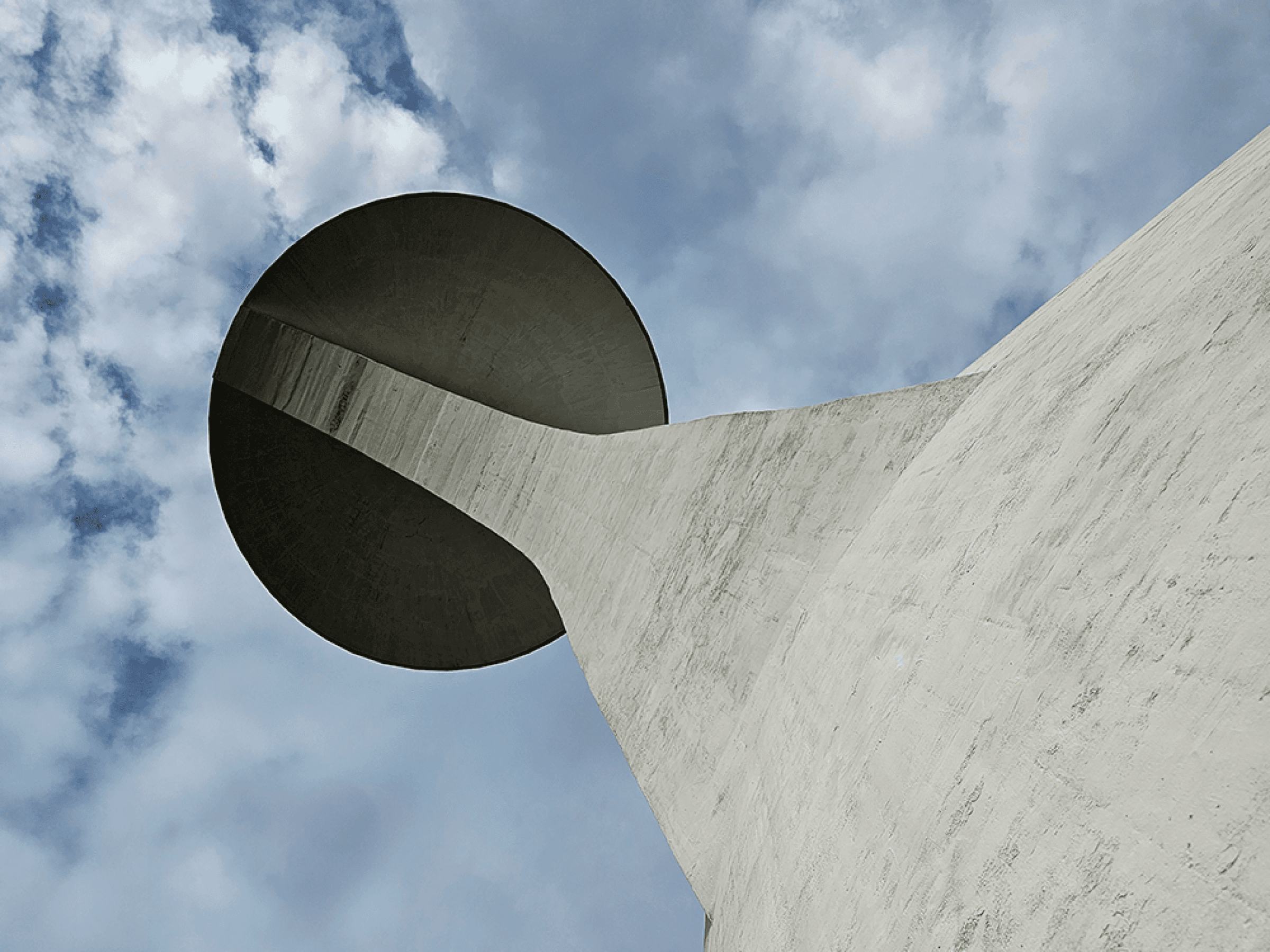 Fachada de edifício brutalista em preto e branco com linhas geométricas